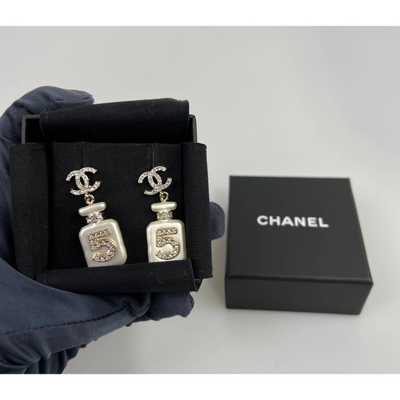 NIB CHANEL 22S CC NO.5 PERFUME BOTTLE DROP EARRINGS - Picture 5 of 15